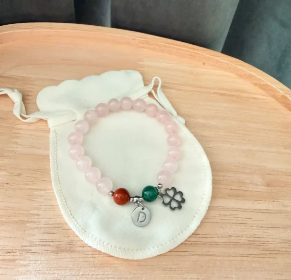 baza-puder-D-koniczynka PET STORY PUDER, personalizowana bransoletka